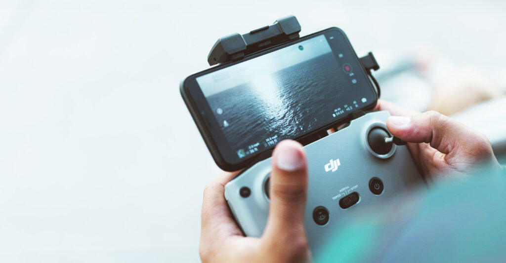 操縦練習を頑張っているドローンパイロット