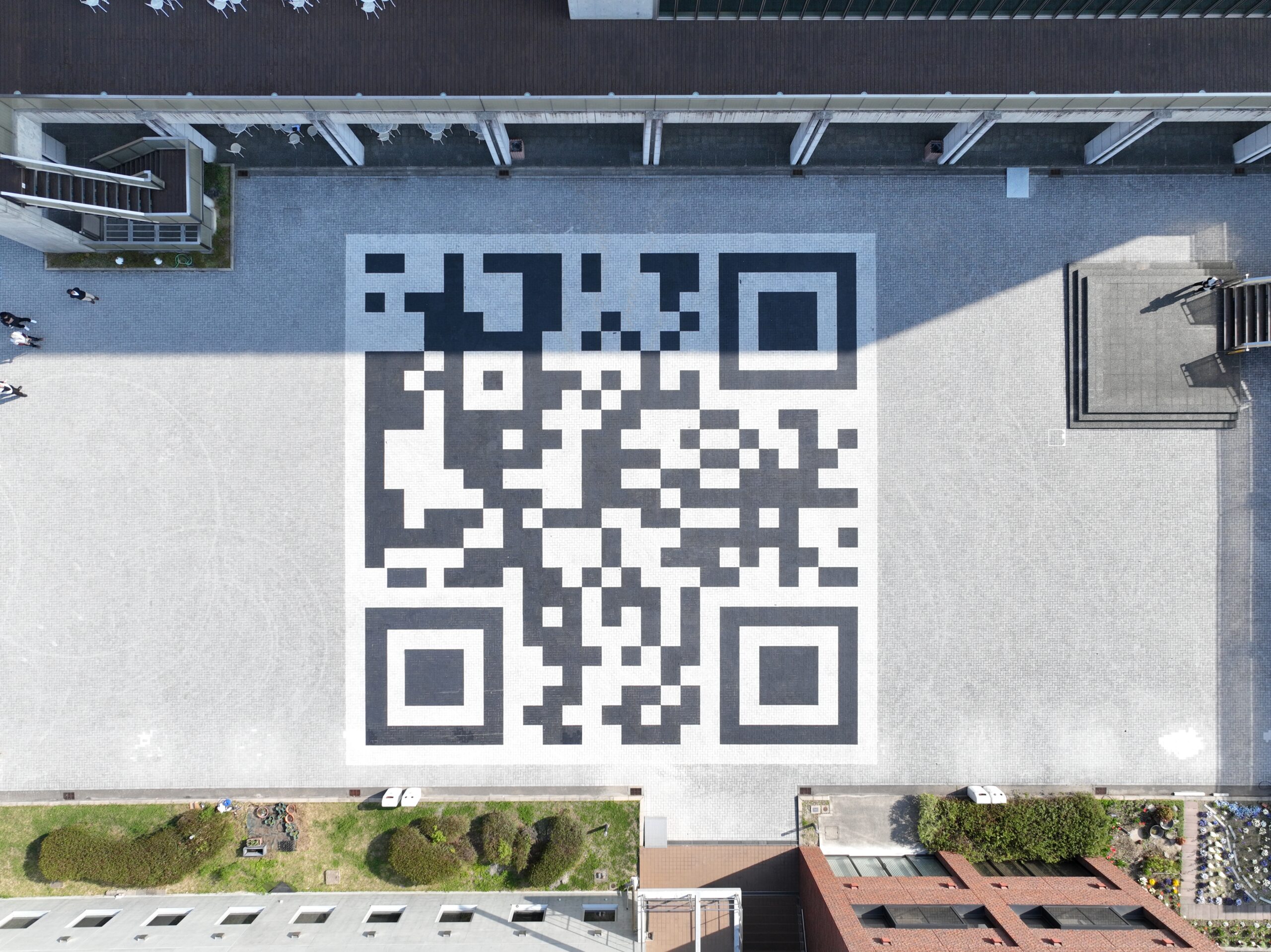 大阪産業大学に出現した巨大なQRコード
