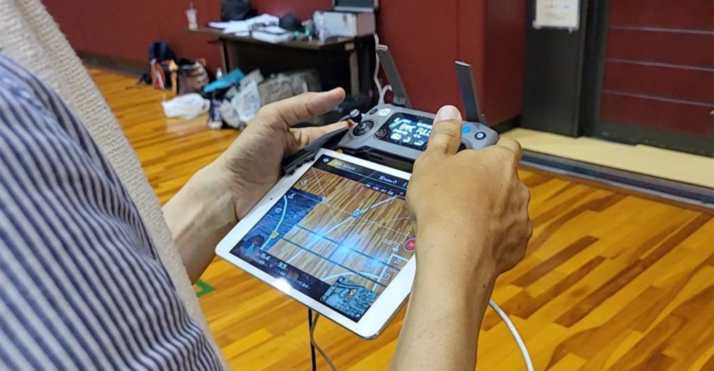 SKYどりーむでドローンの講習を受けている人