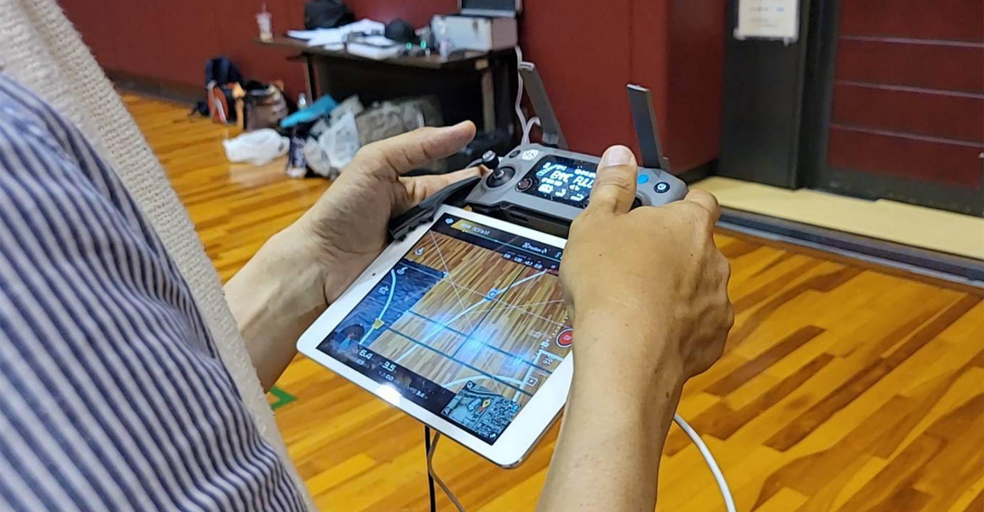 SKYどりーむでドローンの講習を受けている人